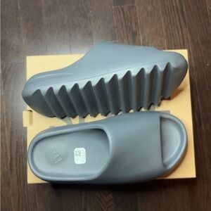 Authentic State grey Yeezy slide size 8